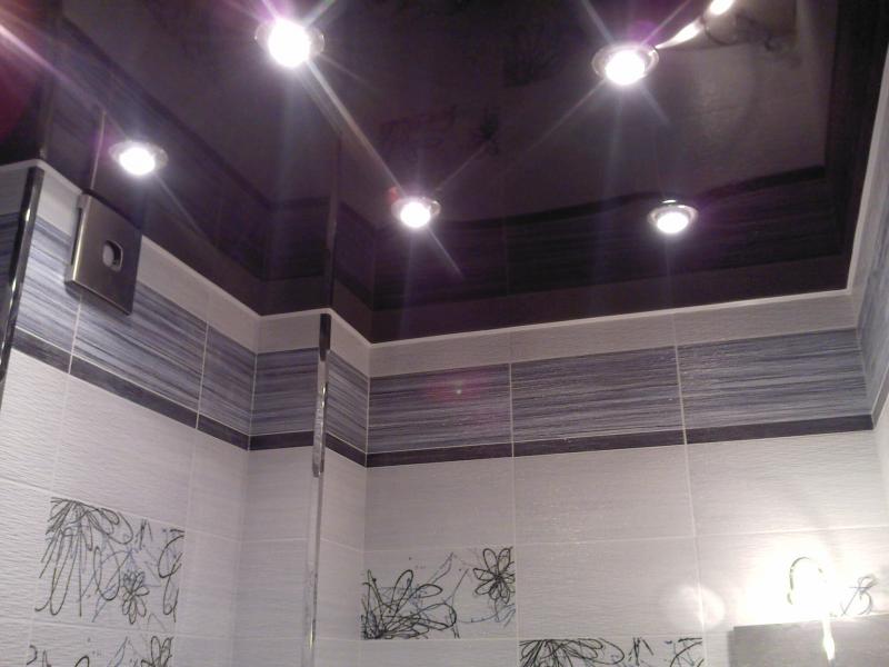 Натяжной потолок в ванной